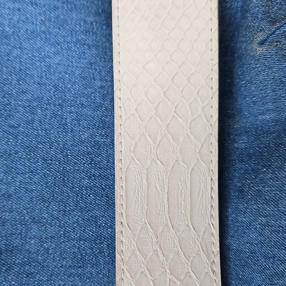 Guess Wide Belt - White Snakeskin Pattern - Chunky Silver Buckle - Small… - Picture 6 of 11